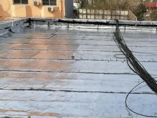 久治卫生间漏水维修公司分享下久治屋面楼顶防水刚性防水层施工要点。